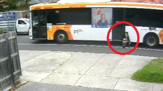 
                    Rapaz de 12 anos fica preso em porta de autocarro em andamento
                