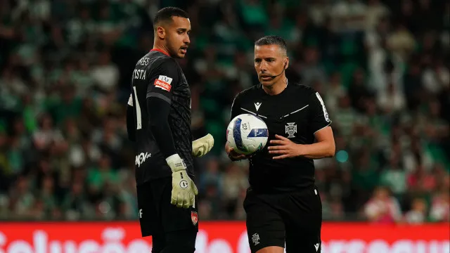 
                    Árbitros do Sporting-Santa Clara e FC Porto-Famalicão com nota negativa
                