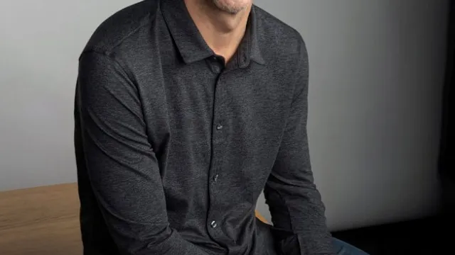 Quem é John Ternus, o futuro CEO da Apple?