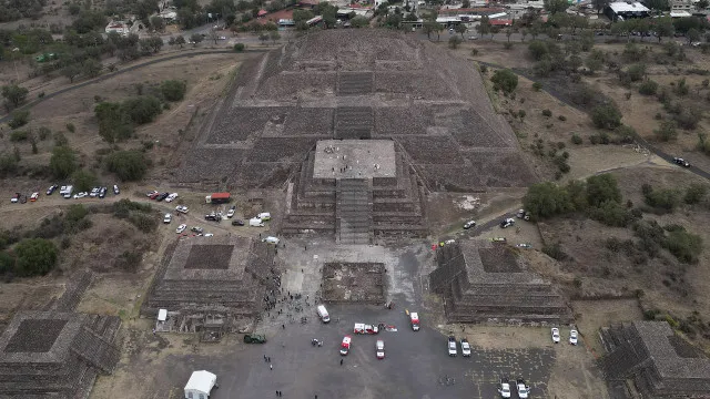
                    Turista canadiana morre em tiroteio em pirâmides no México
                