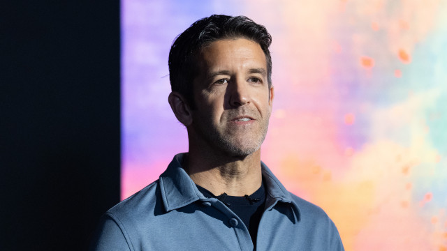 Quem é John Ternus, o próximo CEO da Apple