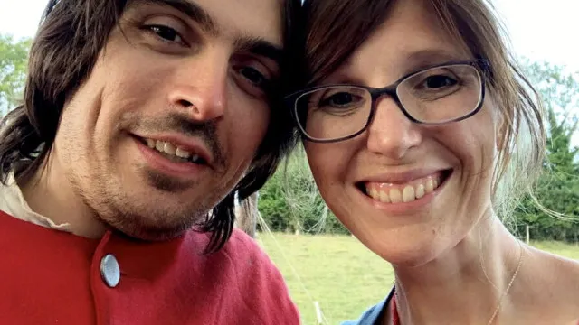 
                    Vende coleção de cartas Pokémon para pagar casamento (e três eram raras)
                