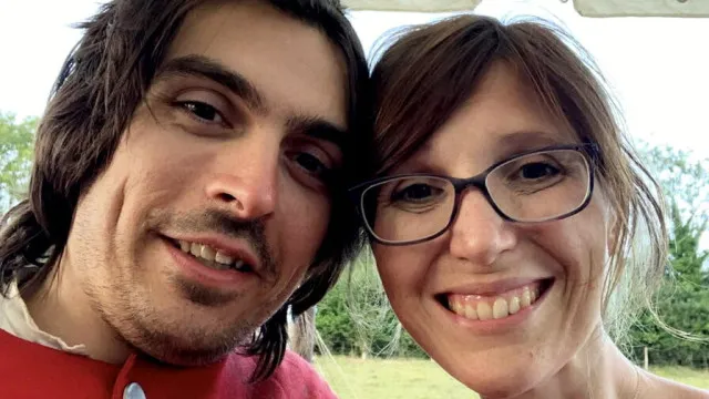 Vende coleção de cartas Pokémon para pagar casamento (e três eram raras)