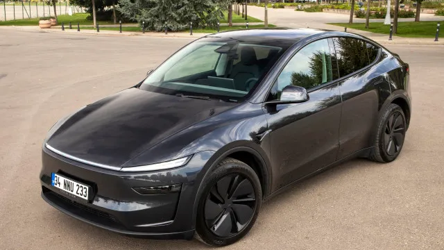 
                    Condução automatizada da Tesla chega à Europa. Quanto custa?
                