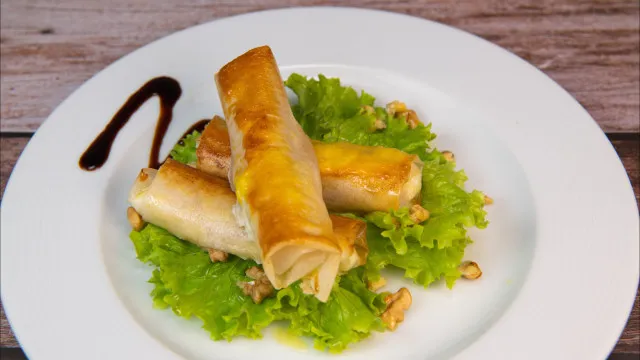 
                    Crepes salgados de chef: A receita crocante com queijo e mel da Tia Cátia
                