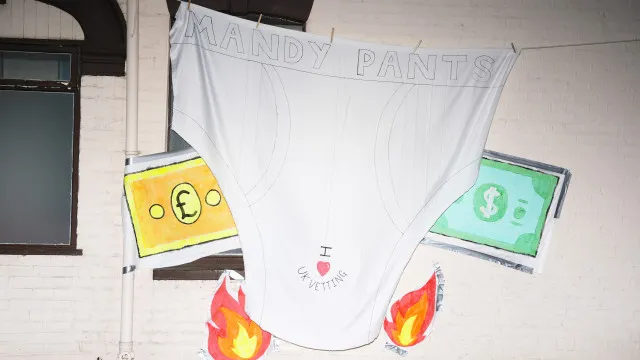 
                    Caso Mandelson. Ex-funcionário do governo britânico queixa-se de pressão
                