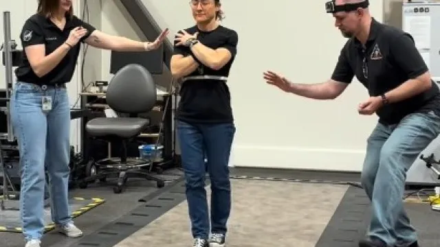 Astronauta Christina Koch mostra readaptação à gravidade na Terra. Veja