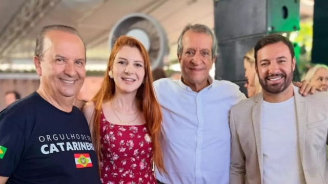 Deputada posa com aliados e “corta” Carlos Bolsonaro de foto; entenda 