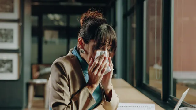 
                    As alergias podem piorar com a idade? Médica esclarece
                