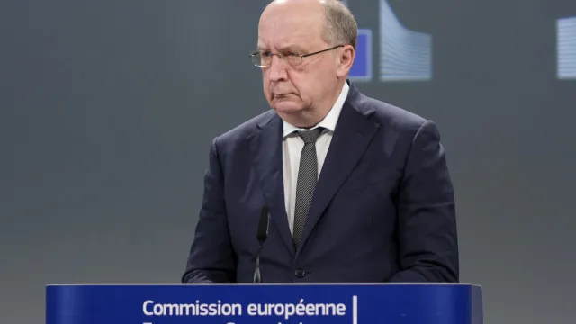 
                    Comissário propõe Conselho de Segurança para UE para agilizar decisões militares
                