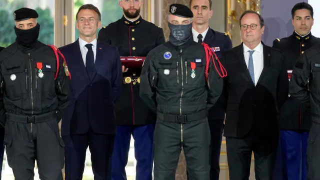 
                    Macron homenageou 61 pessoas que enfrentaram terroristas em 2015
                