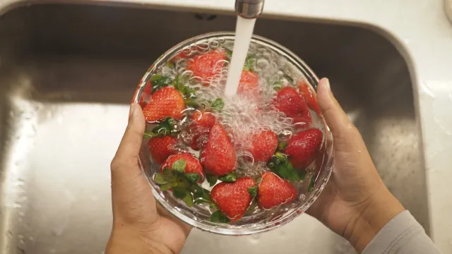 
                    Lave-os muito bem! Os 12 alimentos que têm mais pesticidas
                