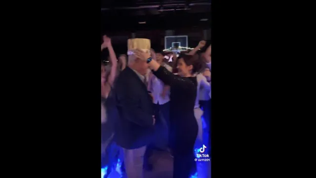 Diretor escolar que impediu massacre coroado "rei do baile" pelos alunos