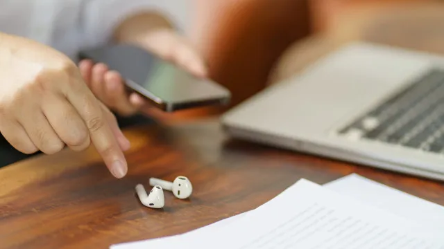 
                    O erro comum ao usar phones que prejudica (e muito) a audição
                