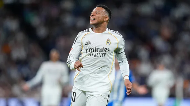 Real Madrid bate Alavés à boleia dos craques e aproxima-se do Barcelona