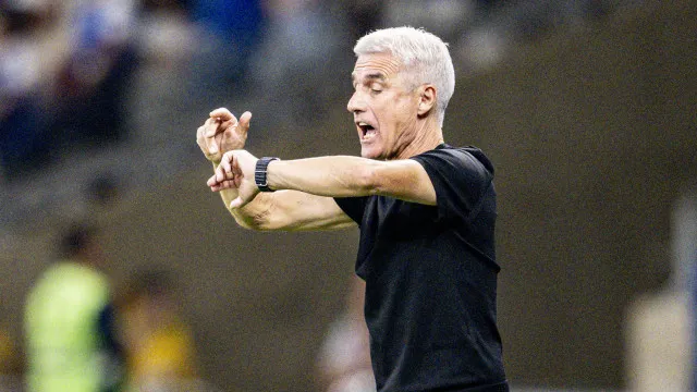 Luís Castro sacode contestação e Nuno Moreira resiste à confusão