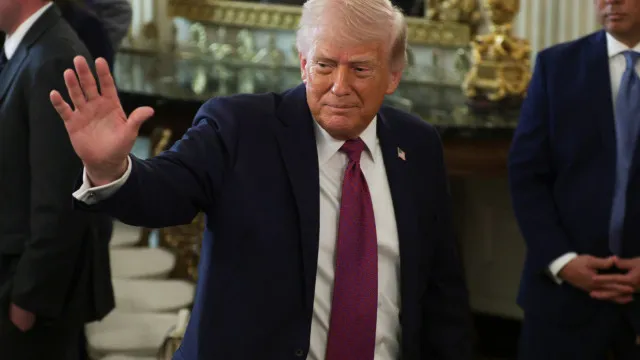 
                    Após polémicas com Papa, Trump lê versículo bíblico: 