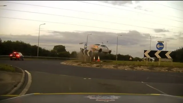 
                    Perseguição policial acaba com carro 'a voar' no Reino Unido
                