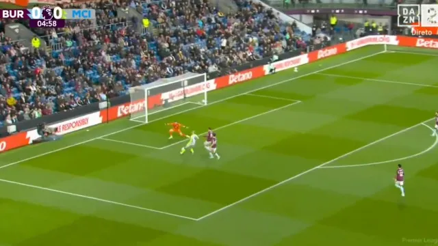 Força da natureza... com classe. O golo de Haaland que pode dar liderança