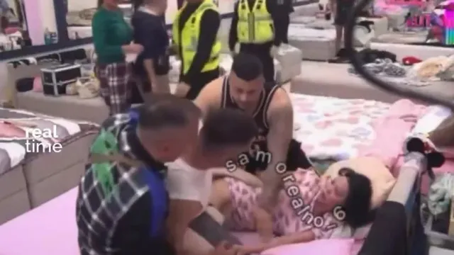 
                    Tenta estrangular mulher: Agressão chocante em reality show da Sérvia
                