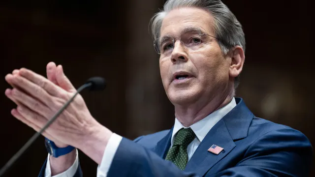 
                    EUA prolongam isenção de sanções que permite venda de petróleo russo
                