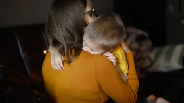 Mães solteiras perdem abono por “horas extra” ou viverem em casa dos pais