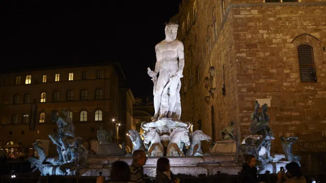 
                    Turista acusada de danificar Fonte de Neptuno em despedida de solteira
                