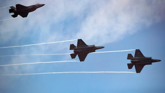 
                    Caças F-15 colidiram após piloto inclinar aeronave para tirar selfie
                