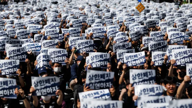 Milhares de trabalhadores pedem bónus à Samsung e ameaçam com greve