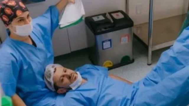 Pai desmaia durante parto da filha e vídeo torna-se viral