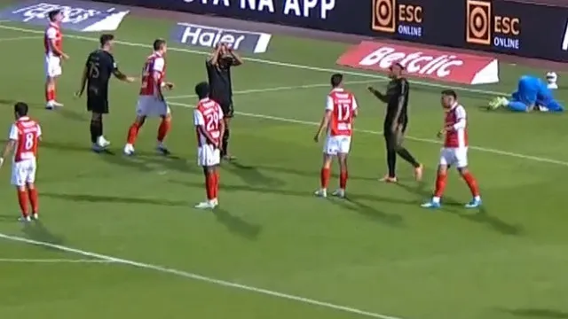 
                    De levar as mãos à cabeça. A enorme defesa de Hornícek que corre mundo
                