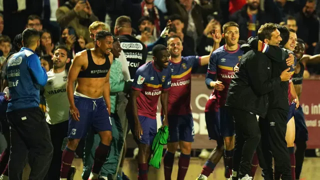 
                    Loucura. A festa do Torreense (com visita especial) após a ida à final
                