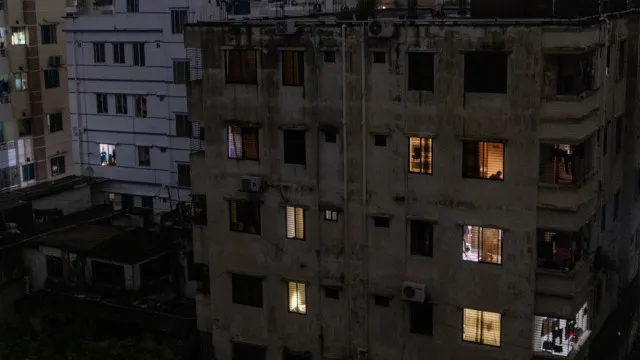 
                    Milhões enfrentam cortes de energia durante onda de calor no Bangladesh
                