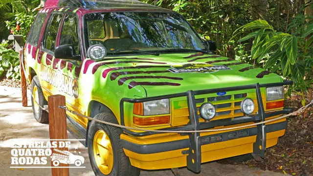 O Ford Explorer célebre pelos safaris com dinossauros em "Jurassic Park"