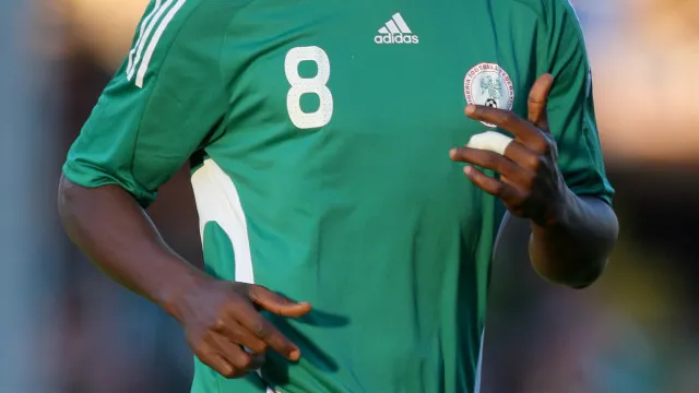 
                    Antigo internacional nigeriano Michael Eneramo morre em jogo particular
                