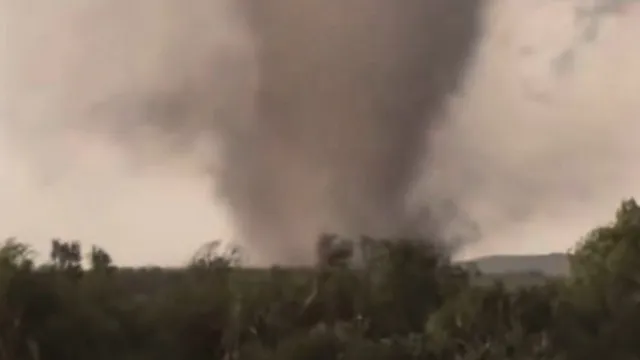 
                    Vídeo: Tornado no Oklahoma faz 10 feridos e destrói 40 casas. 