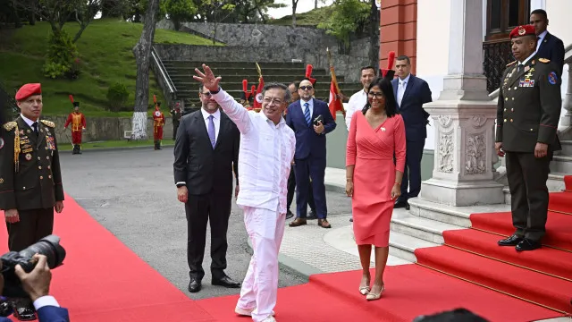 Presidente colombiano reúne-se com Delcy Rodríguez em Caracas