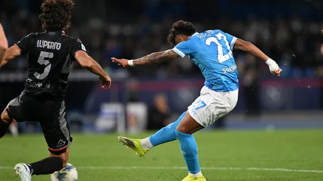 Napoli goleia com golo de Alisson e adia título do Inter em Itália
