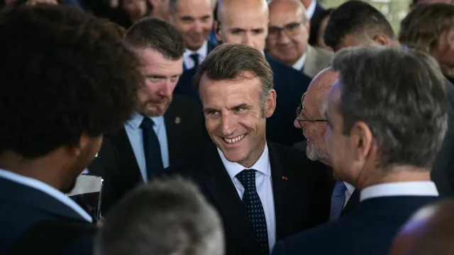 
                    Macron afasta escassez de combustíveis mas reconhece impacto nos preços
                