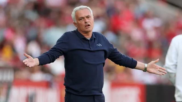 
                    José Mourinho analisa triunfo do Benfica e fala em 