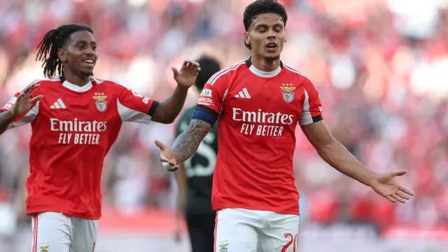 Sem tropeços. Benfica goleia Moreirense e mantém luta pelo segundo lugar