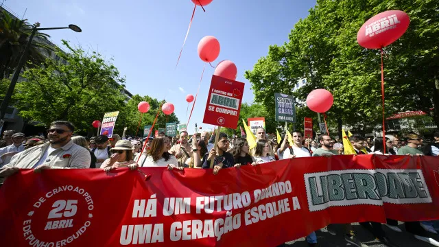 
                    25 de Abril: Dezenas de milhares desfilaram pela proteção da liberdade 
                