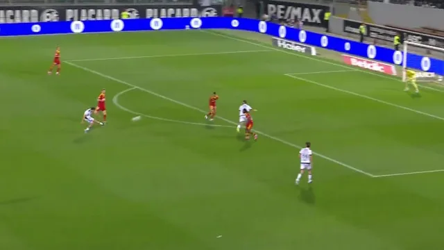 
                    Para ver e rever. Strata encheu o pé e selou o triunfo do Vitória SC 
                