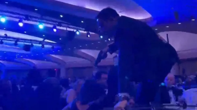 
                    De jantar de gala a cena de crime. Trump retirado de jantar após disparos
                