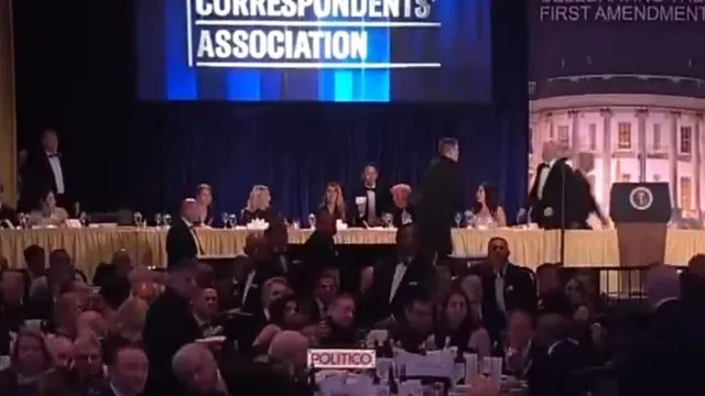 O vídeo do momento em que se ouvem estrondos e Trump é retirado. Veja