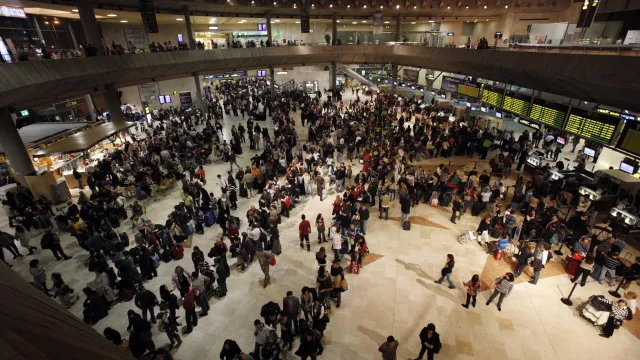 Zona de embarque do aeroporto de Tenerife Norte evacuada devido a fumo