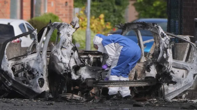 
                    Operações policiais em Belfast após explosão de carro-bomba
                