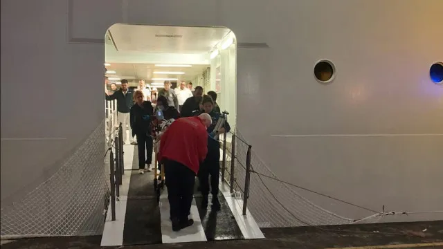 
                    Marinha resgata turista ferida a bordo de cruzeiro ao largo dos Açores
                