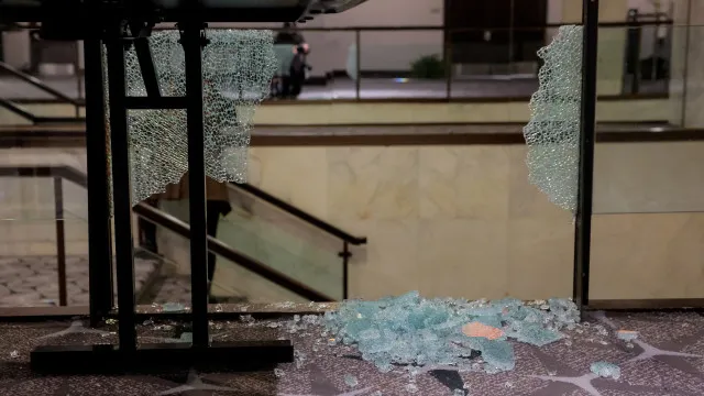 Vidros partidos, segurança: Após ataque, assim ficou o Hilton Washington