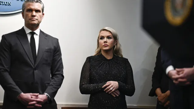 Após tentativa de assassinato, Karoline Leavitt elogia Trump: "Destemido"